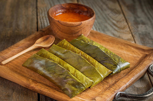 黏糊糊的<strong>大米包装</strong>叶子服务花生酱汁著名的厨房婆罗洲文莱捞越上午被称为kelupis
