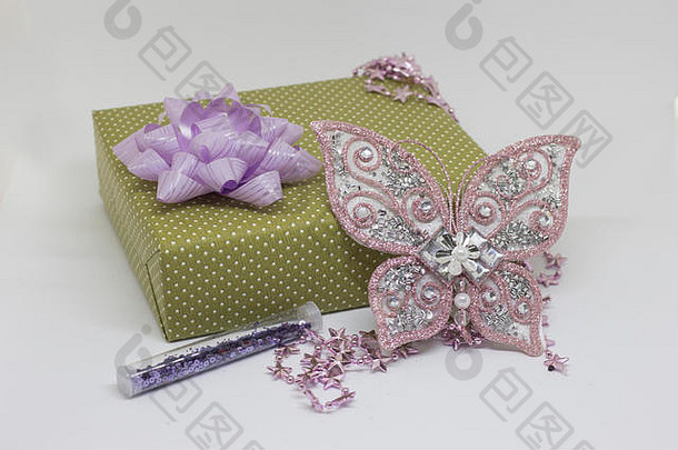 礼物盒子淡紫色装饰蝴蝶光背景