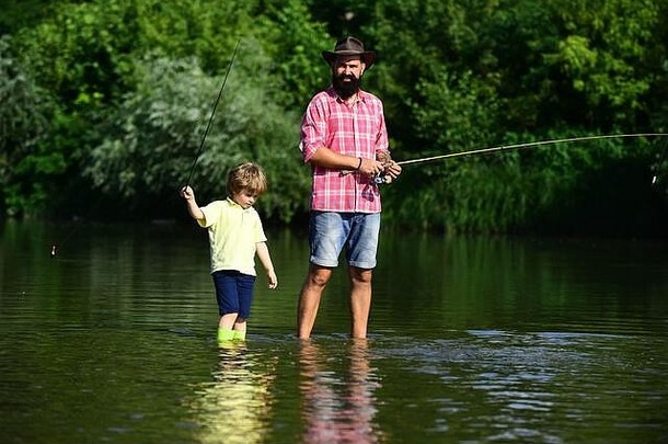 父亲儿子钓鱼飞钓鱼鳟鱼快乐父亲儿子钓鱼河持有钓鱼棒概念退休年龄