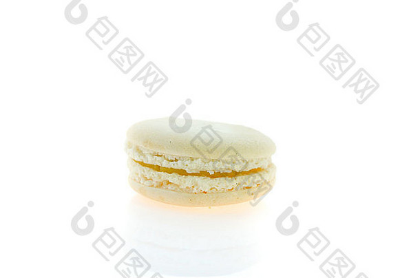 奶油法国蛋白杏仁饼白色背景单甜点
