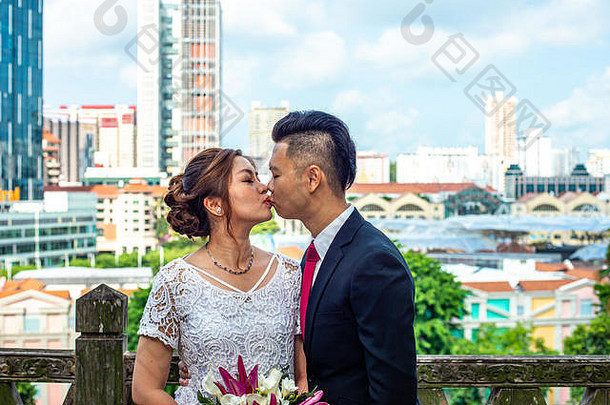 亚洲爱的夫妇婚纱制作的户外照片拍摄休闲自然真正的人肖像爱的浪漫的夫妇