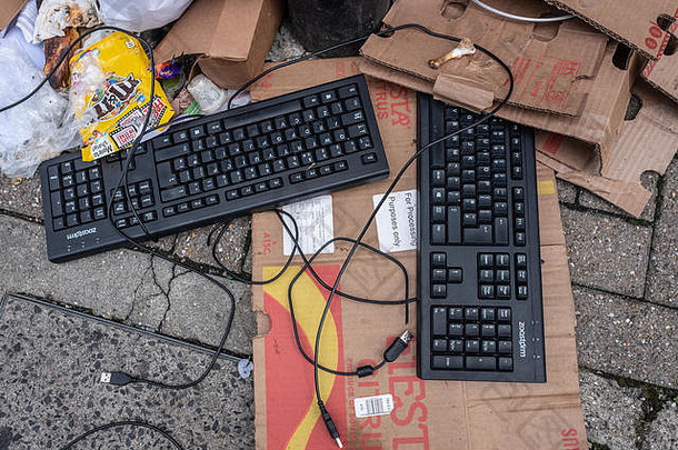 电脑键盘项目被丢弃的伦敦街