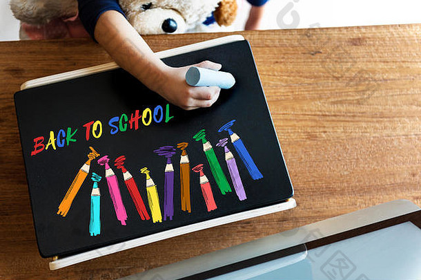 孩子写作粉笔着色泰迪概念
