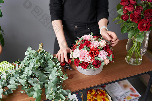 花店女人创建花安排轮盒子美丽的花束混合花花商店概念英俊的新鲜的群花