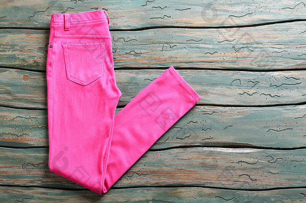 粉红色的休闲裤子