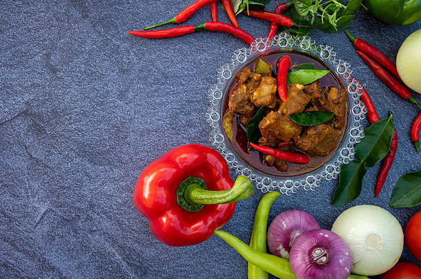 亚洲食物泰国红色的咖喱前视图复制空间蔬菜成分好厨房设计石头背景