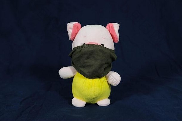 猪木偶保护面具口冠状病毒风格玩具穿面具摆姿势