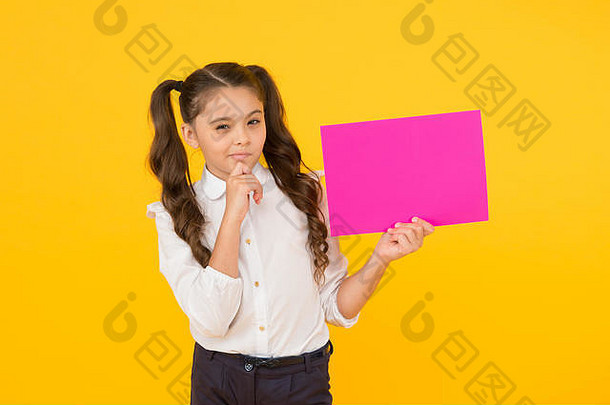 学校信息小孩子持有空粉红色的纸信息黄色的背景女孩请注意信息传播信息收集知识复制空间