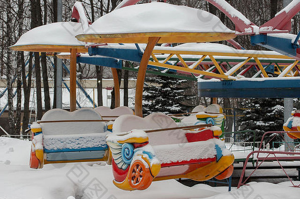 旋转木马雪明亮的多色的有趣的骑空散落雪冬天季节旋转木马