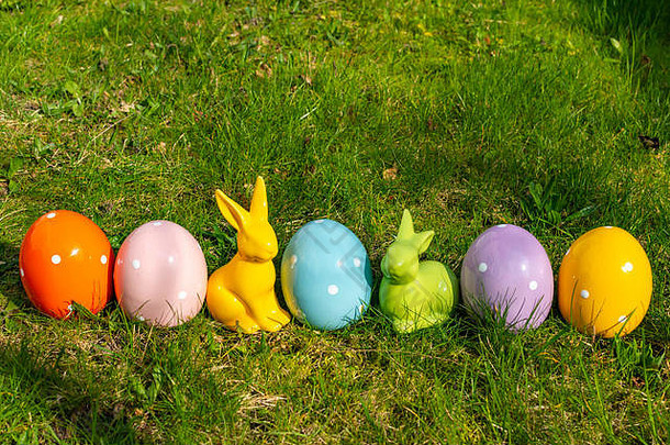 色彩斑斓的陶瓷复活节鸡蛋复活节小兔子行草地
