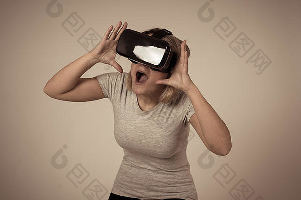 惊讶女人经验耳机眼镜感觉兴奋模拟探索虚拟现实使手势互动