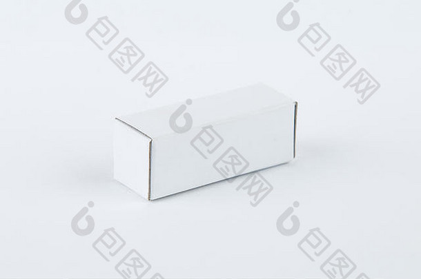 关闭小白色纸板盒子孤立的白色背景