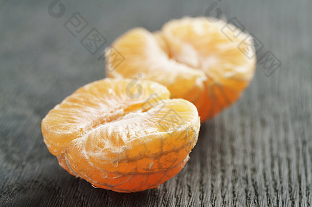 成熟的橘子去皮木表格