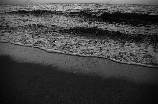 波海海岸晚上单色照片背景网络设计