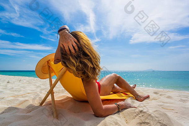 女人享受假期跨式热带海滩泰国