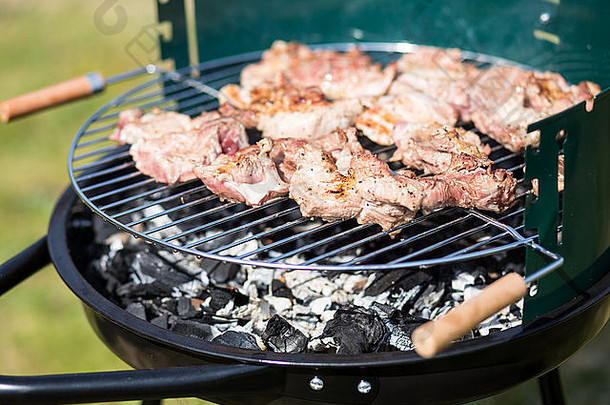猪肉肉切准备烧烤格里尔