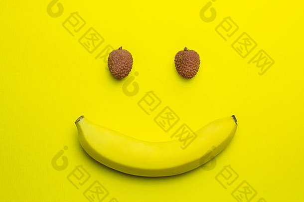荔枝香蕉快乐微笑脸概念设计<strong>广告</strong>杂货店水果商店黄色的背景孤立的