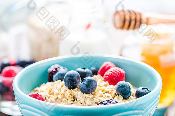 关闭生活让人耳目一新夏天早餐粥浆果水果蓝色的柔和的碗