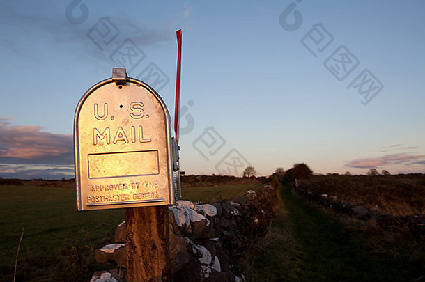 邮件盒子信号绿色字段石头墙