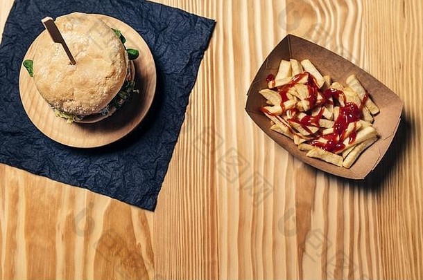 前视图美食素食汉堡木表格法国薯条番茄酱纸板托盘健康的食物美食家生活方式概念