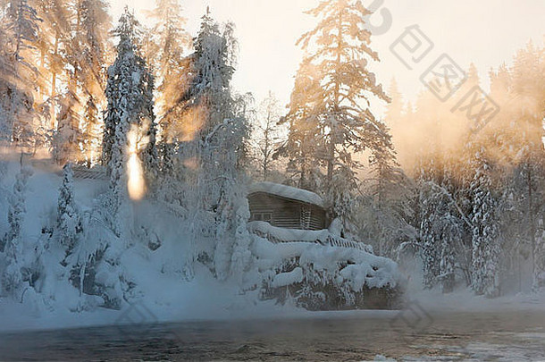小屋水有雾的森林冬天拉普兰芬兰