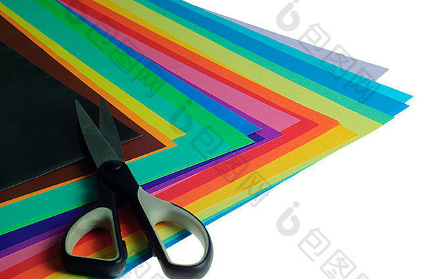颜色纸堆栈彩虹一对剪刀孤立的白色