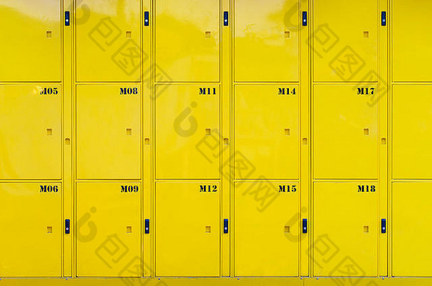 堆栈黄色的储物柜通过公共储物柜服务