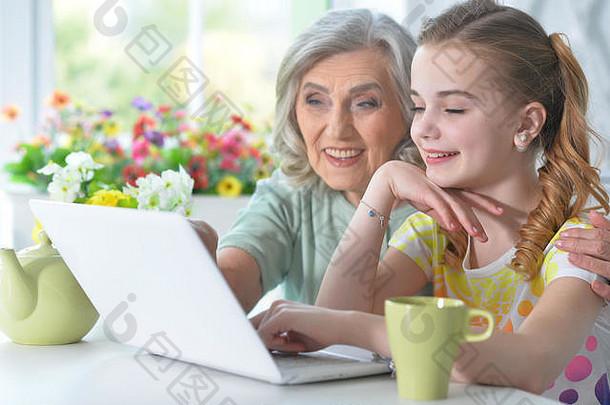 肖像女孩祖母移动PC