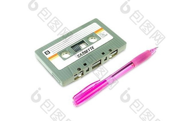 笔粉红色的盒式磁带磁带紧凑的复古的白色背景