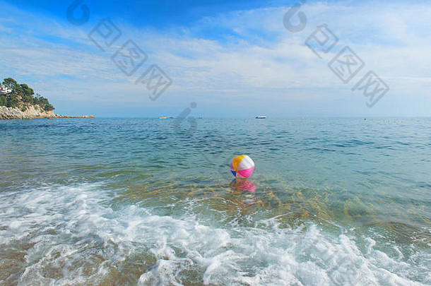 色彩斑斓的充气海滩球玩冲浪海
