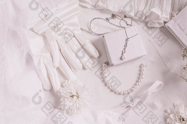 白色新娘配件婚礼背景珍珠白色缎丝带花边手套手镯平躺时尚博客前视图