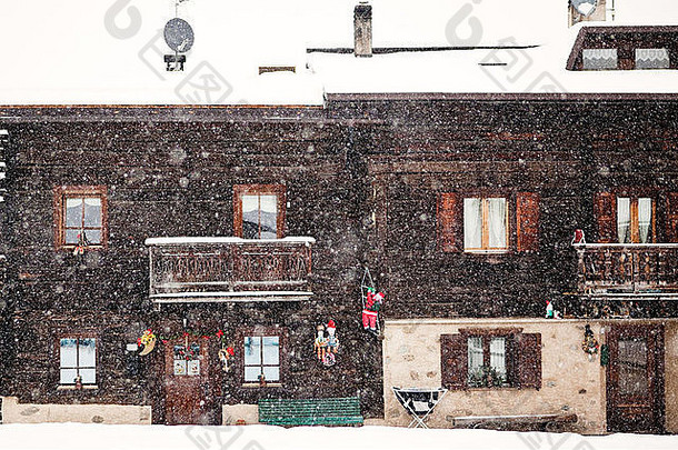 下雪前面传统房子外观