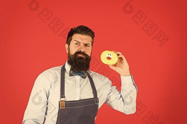 启发最新的面包店糕点趋势糕点制造商有胡子的男人。持有甜蜜的烤糕点甜点红色的背景烘焙美味的糕点