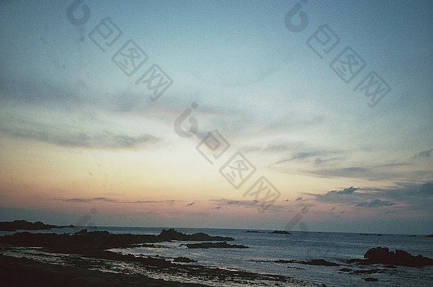 日落宁静的场景cobo湾格恩西岛通道岛屿
