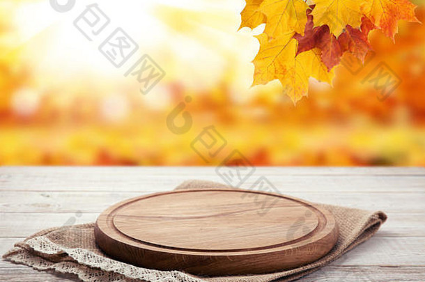 秋天景观披萨董事会餐巾白色木表格前视图模拟