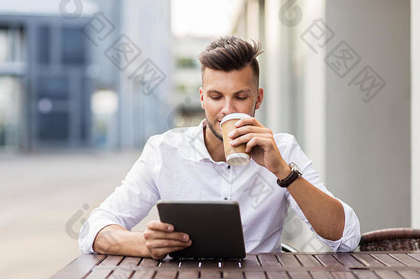 男人。平板电脑咖啡城市咖啡馆