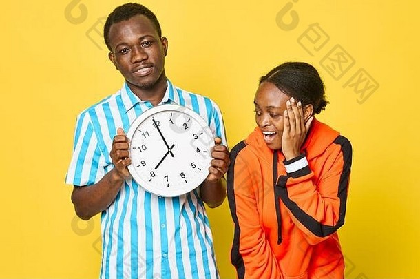 年轻的夫妇非洲外观生活方式手表沟通