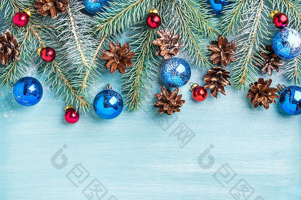 一年圣诞节背景冷杉分支机构色彩斑斓的玻璃球视锥细胞蓝色的画木背景复制空间