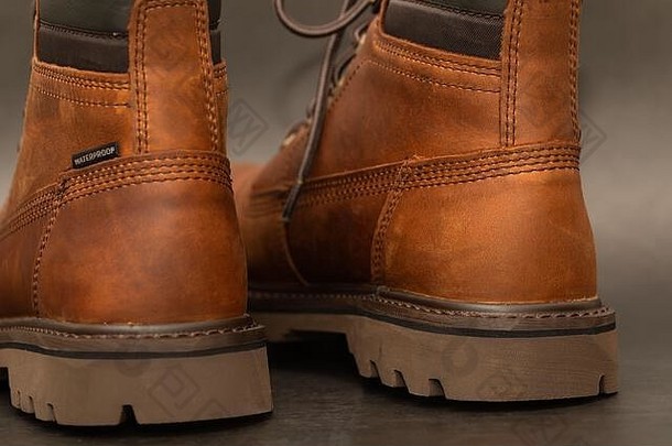 品牌棕色（的）冬天靴子灰色的背景