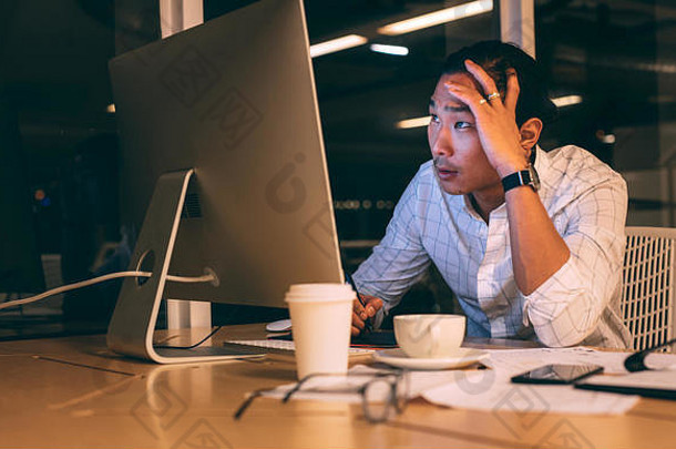 商人坐着前面电脑手头工作晚些时候晚上企业家拉紧工作晚些时候办公室