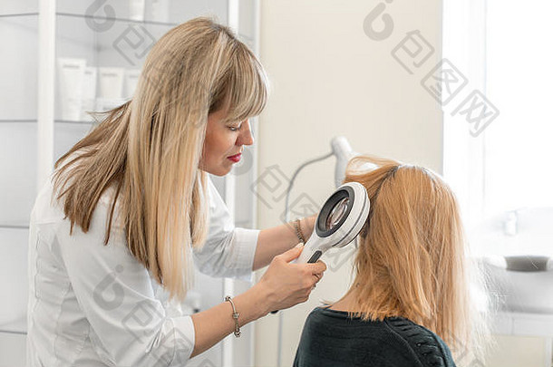 医生毛发学家皮肤科医生检查头皮病人的头发条件dermatoscope