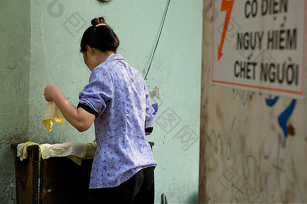 女人洗毛巾河内越南
