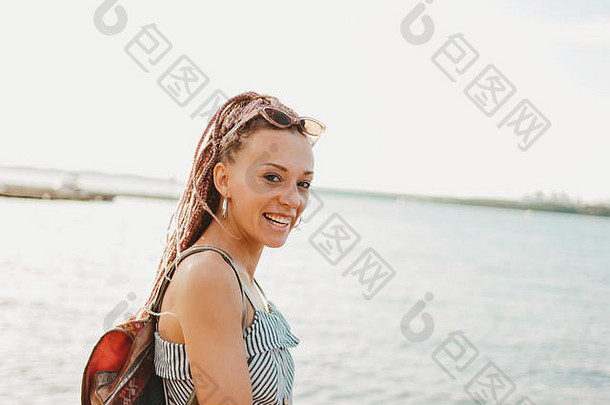 快乐无忧无虑的年轻的女人非洲辫子太阳镜享受生活海滩夏天假期时间