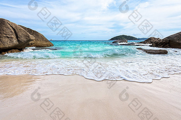 美丽的自然蓝色的海沙子白色波小海滩岩石夏天KOH个变态岛Similan
