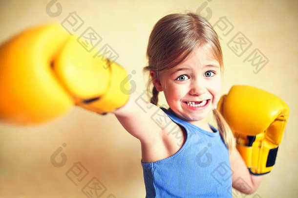 女孩黄色的拳击手套黄色的墙背景女孩权力概念有趣的<strong>孩子</strong>肖像快乐失去了牙女孩波特莱