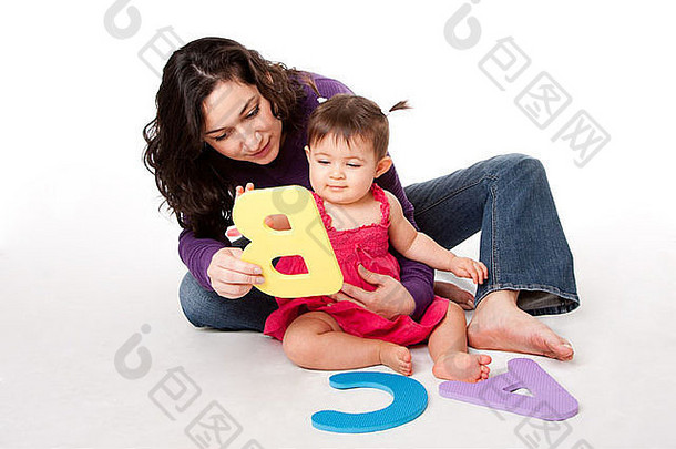 妈妈。保姆老师教学快乐婴儿学习字母信好玩的坐着地板上