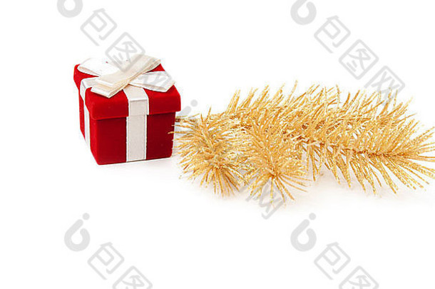 红色的黄金礼物盒子冷杉分支机构白色背景