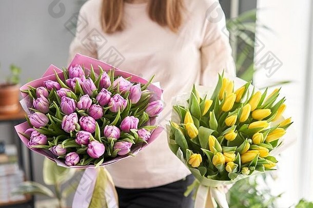 美丽的花束郁金香女士手工作花店花商店交付新鲜的减少花欧洲花商店