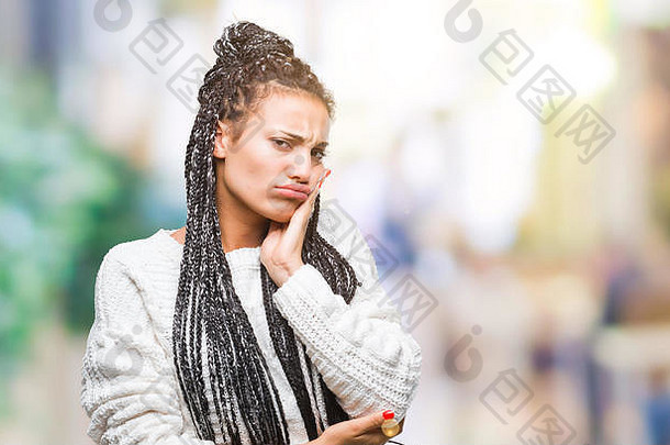 年轻的编织头发非洲美国女孩穿毛衣孤立的背景思考累了无聊抑郁症问题交叉