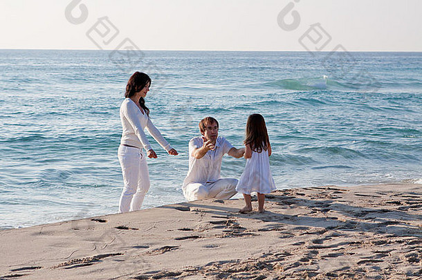 快乐年轻的家庭女儿海滩夏天生活方式